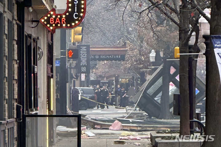 [포트워스=AP/뉴시스] 8일(현지시간) 미국 텍사스주 포트워스 샌드맨 시그니처 호텔에서 폭발 사고가 발생해 경찰이 현장을 통제하고 있다. 2024.01.09.