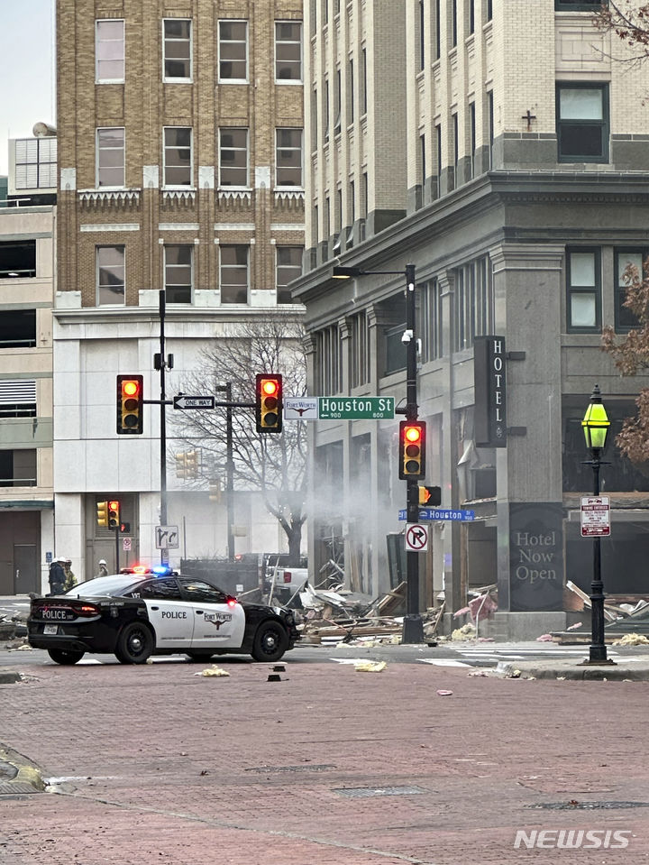 [포트워스( 미 텍사스주)= AP/뉴시스]미 텍사스주 포트워스 시내의 샌드맨 시그니쳐 호텔에서 1월 8일(현지시간) 가스폭발 사고가 발생한 뒤 경찰이 현장을 조사하고 있다. 2024.01.09.