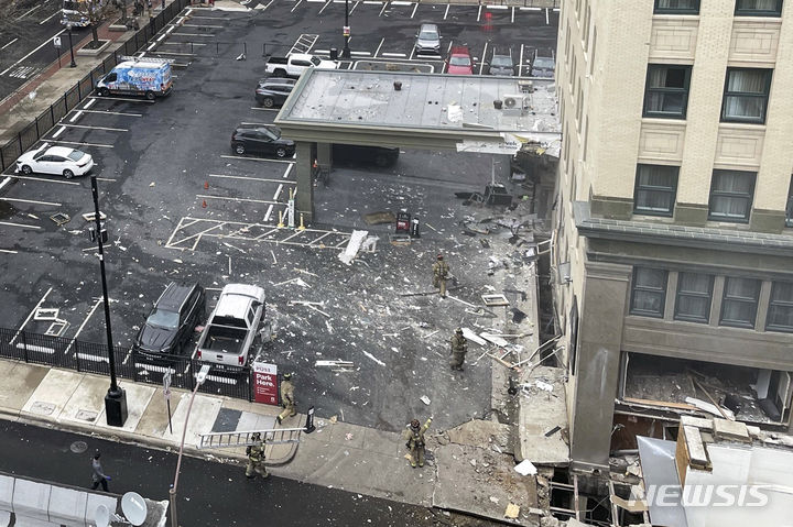 [포트워스( 미 텍사스주)= AP/뉴시스]미 텍사스주 포트워스 시내의 샌드맨 시그니쳐 호텔에서 1월 8일(현지시간) 가스폭발 사고가 발생한 뒤에 흩어진 건물 외벽 잔해물. 2024.01.09. 