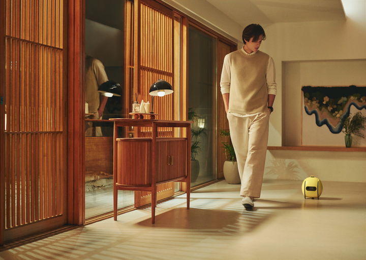 [라스베이거스=뉴시스]삼성전자는 9일(현지시각)부터 나흘간 미국 라스베이거스에서 열리는 세계 최대 IT·가전 전시회 'CES 2024' 개막에 앞서 8일(현지시간) 프레스 컨퍼런스에서 '볼리(Ballie)'를 공개했다.(사진=삼성전자 제공) photo@newsis.com *재판매 및 DB 금지