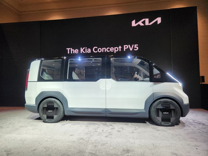 [라스베이거스=뉴시스] 유희석 기자 = 8일(현지시각) 미국 네바다주 라스베이거스 만달레이베이 컨벤션센터에서 열린 기아의 CES 2024 미디어데이에서 공개된 목적기반차량(PBV) 모델인 PV5 실물 모형 모습. 2024.01.09 photo@newsis.com *재판매 및 DB 금지