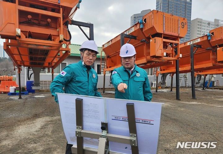  제설장비를 점검하는 송종율 구청장