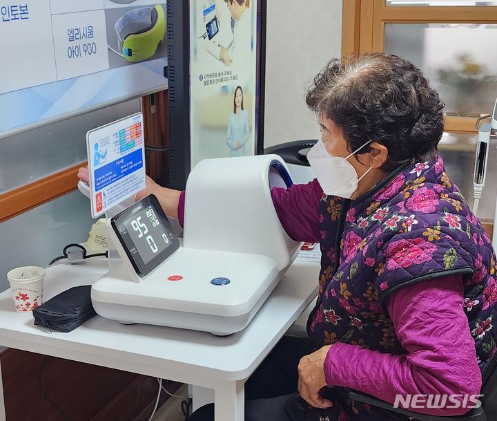 [김해=뉴시스] 김해 스마트경로당 혈압측정.