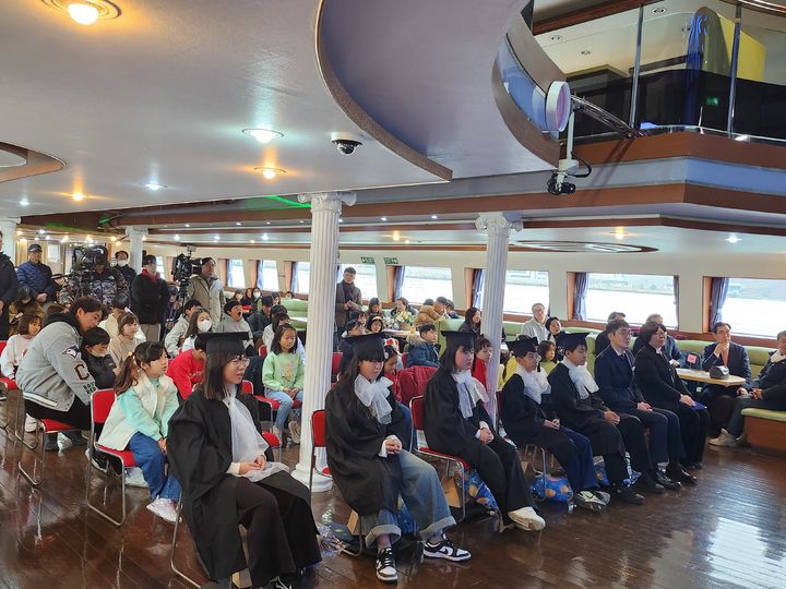 [울산=뉴시스] 울산 장생포초가 9일 고래바다여행선에서 선상 졸업식을 열었다. 졸업생 5명을 포함한 가족과 주민들이 행사를 즐기고 있다. 2023.01.09.&nbsp;&nbsp; *재판매 및 DB 금지