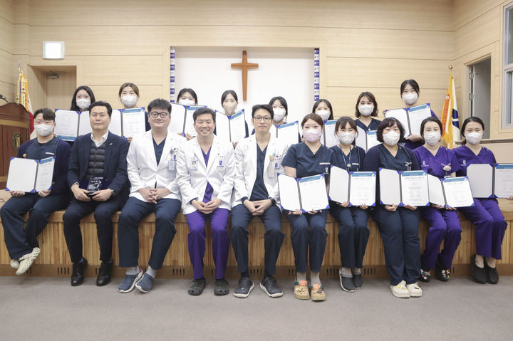 [포항=뉴시스] 강진구 기자 = 경북 에스포항병원(대표병원장 김문철)은 지난 8일 오후 대강당에서 뇌졸중 전문 간호사 교육 수료자에 대한 인증서 수여식을 개최했다.(사진=에스포항병원 제공) 2024.01.09.photo@newsis.com *재판매 및 DB 금지
