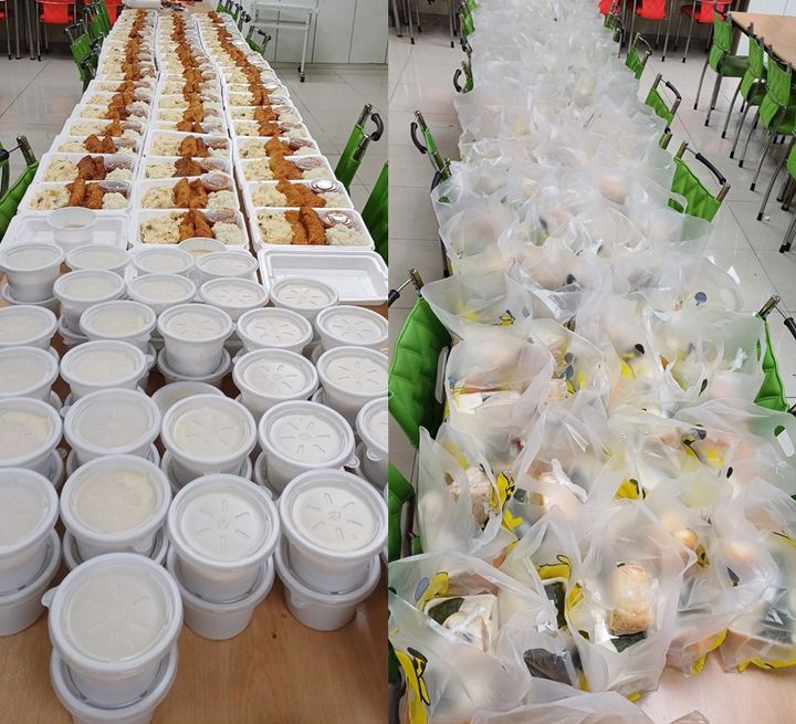 [수원=뉴시스] 조원고등학교 급식 기부처에서 학교로부터 가져간 잔식을 소외계층에게 배식하기 위해 음식을 포장하는 모습. 해당 기부처는 매일 학교 급식이 끝나는 대로 잔식을 수거해 당일 즉시 이를 취약계층에 배분하고 있다. (사진=오종민 실장 제공) 2024.1.10. photo@newsis.com *재판매 및 DB 금지