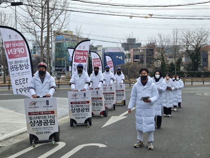 [포항=뉴시스] 강진구 기자 = 경북 포항시 남구 '힐스테이트 더샵 상생공원'이 아파트 분양시장에 1인용 스쿠터인 '세그웨이'를 도입해 눈길을 끌고 있다.(사진=힐스테이트 더샵 상생공원 제공) 2024.01.09.photo@newsis.com *재판매 및 DB 금지