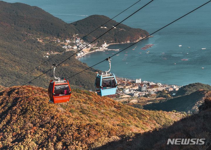 [거제=뉴시스] 신정철 기자= 거제시 동부면 학동고개~노자산 정상 부근 1.56km 노선에 운행되고 있는 거제 파노라마 케이블카가 지난 8일 누적 방문객 100만 6000명을 돌파했다.사진은 거제케이블카 전경.(사진=뉴시스DB).2024.01.09. sin@newsis.com