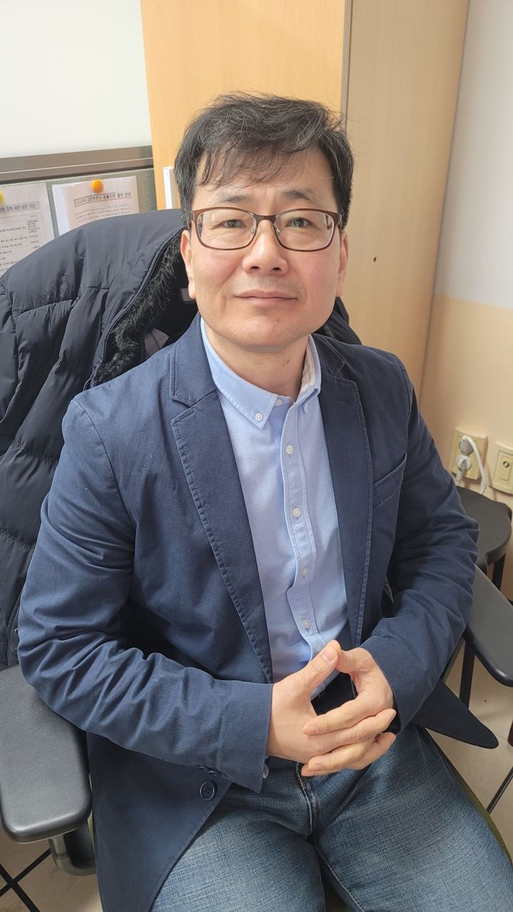 [수원=뉴시스] 박종대 기자 = 10일 오종민 조원고 교육행정실장이 뉴시스와의 인터뷰에서 전임 근무지 학교에서 잔식 기부를 시작하게 된 계기와 그동안 운영해왔던 내용을 밝히고 있다. 2024.1.10. pjd@newsis.com *재판매 및 DB 금지