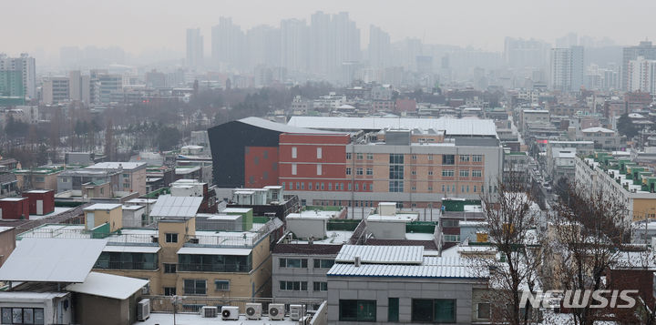 [인천=뉴시스] 전진환 기자 = 서울·경기 지역에 대설주의보가 내려진 9일 오전 인천 남동구 주택가 지붕이 눈으로 덮여 있다. 2024.01.09. amin2@newsis.com