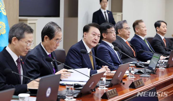 [서울=뉴시스] 조수정 기자 = 윤석열 대통령이 9일 서울 용산 대통령실 청사에서 열린 국무회의를 주재하고 있다. 2024.01.09. chocrystal@newsis.com