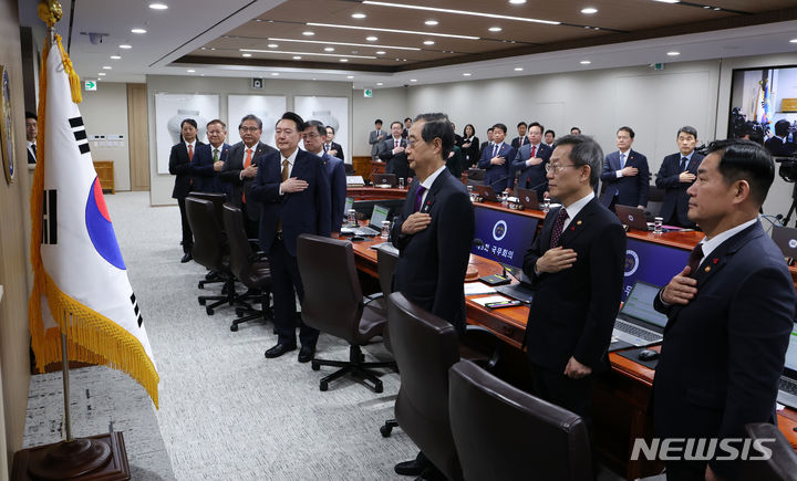 [서울=뉴시스] 조수정 기자 = 윤석열 대통령과 국무위원들이 9일 서울 용산 대통령실 청사에서 열린 국무회의에서 국기에 대한 경례를 하고 있다. 2024.01.09. chocrystal@newsis.com
