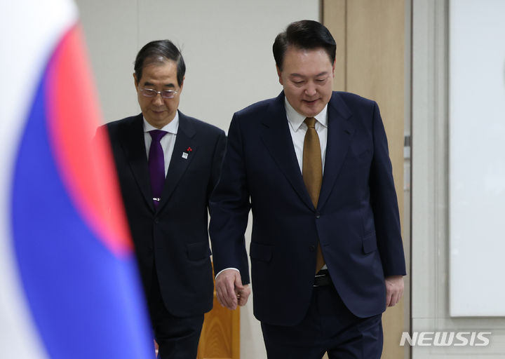 [서울=뉴시스] 조수정 기자 = 윤석열 대통령이 9일 서울 용산 대통령실 청사에서 열린 국무회의에 입장하고 있다. 왼쪽은 한덕수 국무총리. 2024.01.09. chocrystal@newsis.com