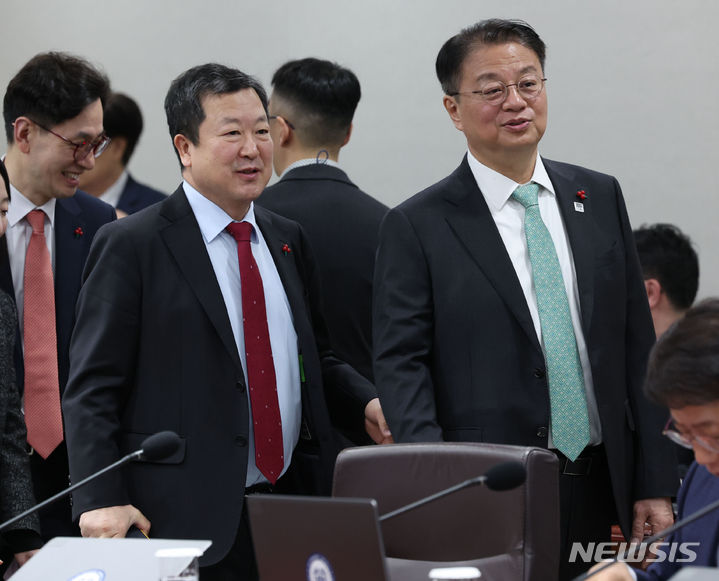 [서울=뉴시스] 조수정 기자 = 방기선(오른쪽) 국무조정실장과 박춘섭 경제수석이 9일 서울 용산 대통령실 청사에서 열린 국무회의에 앞서 대화 나누고 있다. 2024.01.09. chocrystal@newsis.com