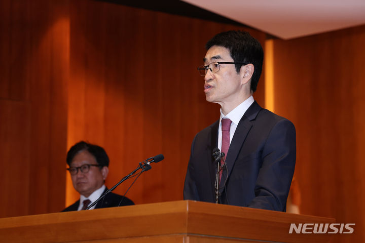 [서울=뉴시스] 김명년 기자 = 윤석민 태영그룹 회장이 9일 오전 서울 영등포구 태영건설 본사에서 열린 워크아웃 기자회견에서 입장문을 발표하고 있다. 2024.01.09. kmn@newsis.com