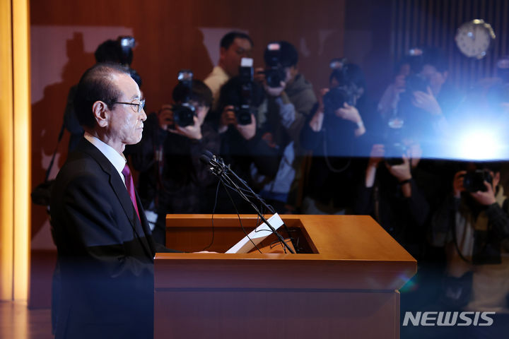 [서울=뉴시스] 김명년 기자 = 윤세영 태영그룹 창업회장이 9일 오전 서울 영등포구 태영건설 본사에서 열린 워크아웃 기자회견에서 입장문을 발표하고 있다. 2024.01.09. kmn@newsis.com
