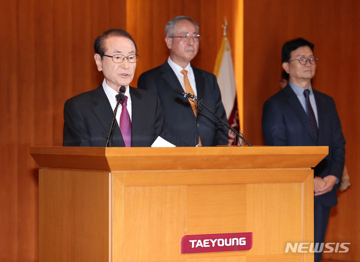 [서울=뉴시스] 김명년 기자 = 윤세영 태영그룹 창업회장이 9일 오전 서울 영등포구 태영건설 본사에서 열린 워크아웃 기자회견에서 입장문을 발표하고 있다. 2024.01.09. kmn@newsis.com