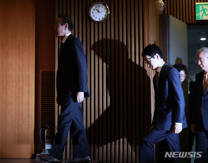 [서울=뉴시스] 김명년 기자 = 태영그룹 윤세영 창업회장과 윤석민 회장, 최금락 부회장이 9일 오전 서울 영등포구 태영건설 본사에서 열린 워크아웃 기자회견에서 입장하고 있다. 2024.01.09. kmn@newsis.com
