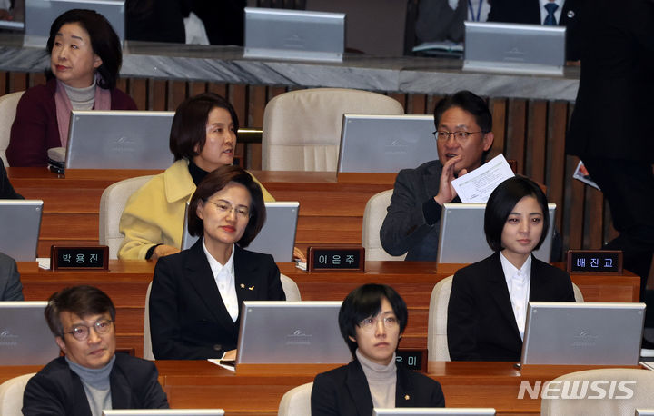 [서울=뉴시스] 이영환 기자 = 정의당 배진교 원내대표, 심상정, 이은주, 강은미, 류호정,장혜영 의원이 9일 오후 서울 여의도 국회 본회의장에서 열린 제411회국회(임시회) 4차 본회의에 참석하고 있다.  2024.01.09. 20hwan@newsis.com