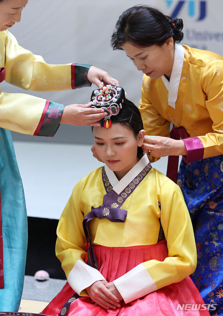 [경산=뉴시스] 이무열 기자 = 9일 경북 경산시 영남대학교 박물관에서 열린 영남대와 우즈베키스탄 사마르칸트국립대학교, 부하라국립대학교 문화교류 행사에서 우즈베키스탄 학생들이 한국 전통 성인식인 계례를 체험하고 있다. 2024.01.09. lmy@newsis.com