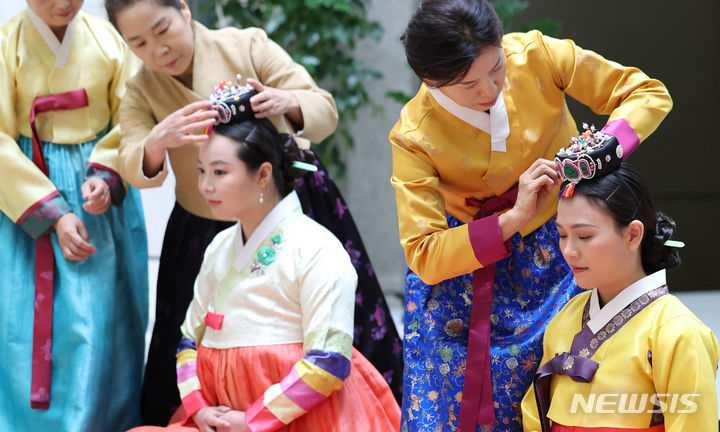 [경산=뉴시스] 이무열 기자 = 9일 경북 경산시 영남대학교 박물관에서 열린 영남대와 우즈베키스탄 사마르칸트국립대학교, 부하라국립대학교 문화교류 행사에서 우즈베키스탄 학생들이 한국 전통 성인식인 계례를 체험하고 있다. 2024.01.09. lmy@newsis.com