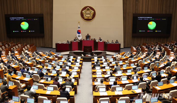 [서울=뉴시스] 추상철 기자 = 9일 오후 서울 여의도 국회 본회의장에서 열린 제411회국회(임시회) 4차 본회의에서 '화학물질관리법 일부개정법률안(대안)'이 가결되고 있다. 2024.01.09. scchoo@newsis.com