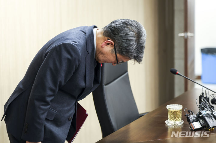 [서울=뉴시스] 정병혁 기자 = 오석환 교육부 차관이 9일 서울 영등포구 한국교육시설안전원에서 열린 사교육 카르텔 긴급 점검회의에서 인사를 하고 있다. 2024.01.09. jhope@newsis.com