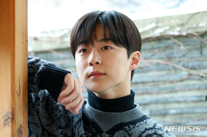 [서울=뉴시스] 김혜진 기자 = 배우 배인혁이 지난 9일 오후 서울 종로구 삼청동 인근에서 진행된 뉴시스와 인터뷰에 앞서 포즈를 취하고 있다. 2024.01.10. jini@newsis.com