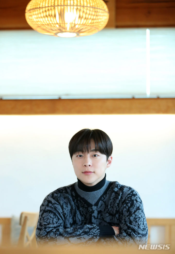 [서울=뉴시스] 김혜진 기자 = 배우 배인혁이 지난 9일 오후 서울 종로구 삼청동 인근에서 진행된 뉴시스와 인터뷰에 앞서 포즈를 취하고 있다. 2024.01.10. jini@newsis.com