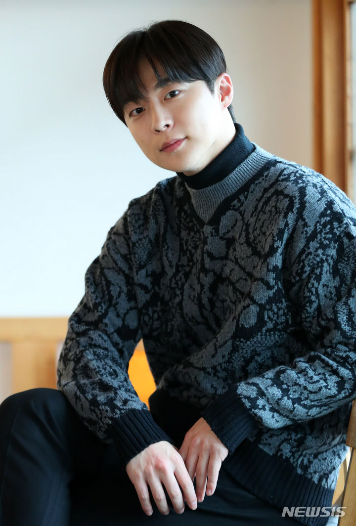 [서울=뉴시스] 김혜진 기자 = 배우 배인혁이 지난 9일 오후 서울 종로구 삼청동 인근에서 진행된 뉴시스와 인터뷰에 앞서 포즈를 취하고 있다. 2024.01.10. jini@newsis.com