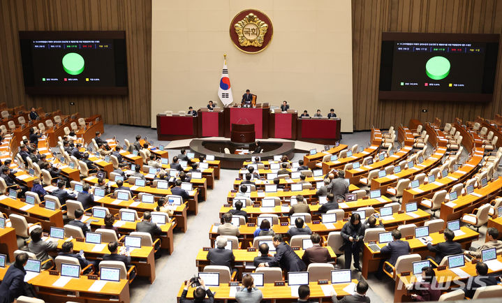 [서울=뉴시스] 추상철 기자 = 9일 오후 서울 여의도 국회 본회의장에서 열린 제411회국회(임시회) 4차 본회의에서 '10·29이태원참사 피해자 권리보장과 진상규명 및 재발방지를 위한 특별법안(수정안)'이 가결되고 있다. 2024.01.09. scchoo@newsis.com