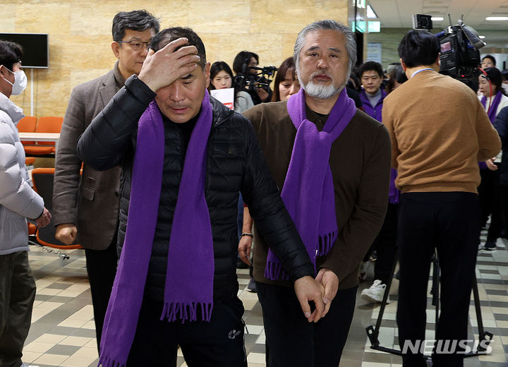 [서울=뉴시스] 추상철 기자 = 이정민 이태원 참사 유가족협의회 운영위원장이 9일 오후 서울 여의도 국회에서 열린 제411회국회(임시회) 4차 본회의에서 이태원참사 특별법이 통과 된 후 본회의장을 나서고 있다. 2024.01.09. scchoo@newsis.com