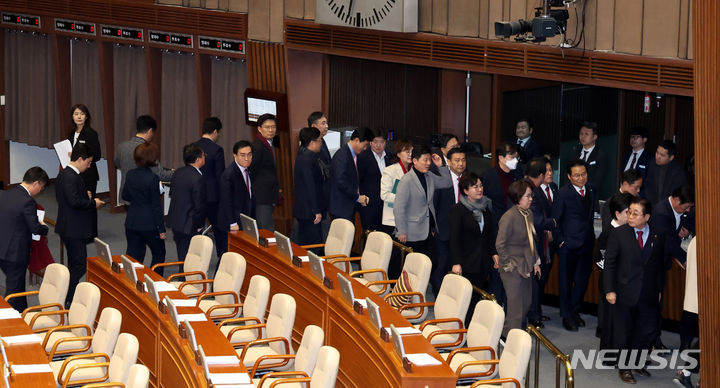 [서울=뉴시스] 추상철 기자 = 지난 9일 오후 서울 여의도 국회 본회의장에서 열린 제411회국회(임시회) 4차 본회의에서 이상민 행정안전부 장관이 출석한 가운데 '10·29이태원참사 피해자 권리보장과 진상규명 및 재발방지를 위한 특별법안(수정안)'이 상정된 후 국민의힘 의원들이 퇴장하고 있다. 2024.01.09. scchoo@newsis.com