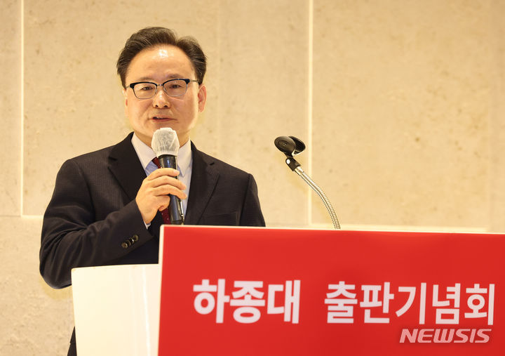 [서울=뉴시스] 황준선 기자 = 하종대 전 한국정책방송원(KTV) 원장이 9일 오후 서울 영등포구 공군호텔에서 열린 저서 '자유와 연대' 출판기념회에서 인사말 하고 있다. 2024.01.09. hwang@newsis.com