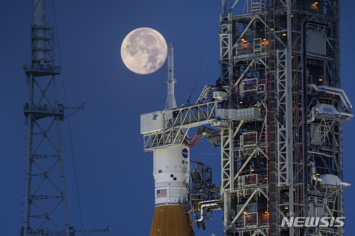 [케이프커내버럴=AP/뉴시스] 미항공우주국(NASA)는 9일(현지시간) 인류 달 착륙 계획인 ‘아르테미스’를 1년씩 연기한다고 발표했다. 사진은 ‘아르테미스 I’ 계획을 수행하는 오리온 우주선의 모습. 2024.01.10.