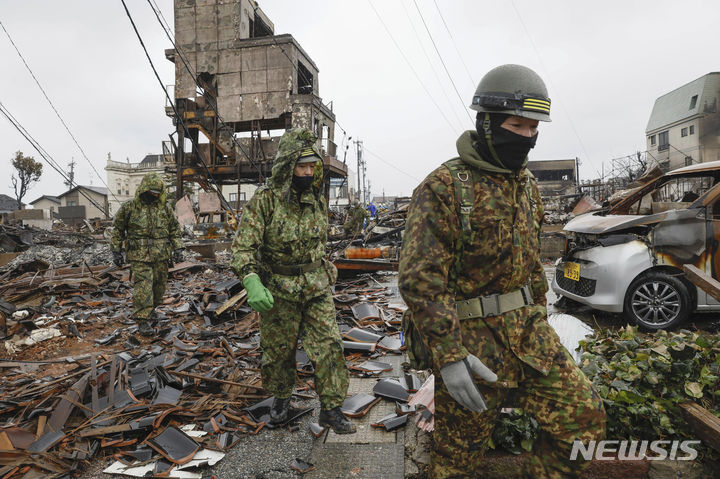[와지마=AP/뉴시스] 10일 일본 이시카와현 와지마에서 일본 자위대 대원들이 수색 작전을 펼치고 있다. 2024.01.11.