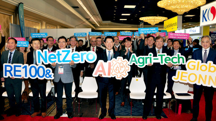 [무안=뉴시스] 송창헌 기자 = 김영록 전남지사(가운데)가 9일(현지시간) 미국 라스베이거스에서 열린 '소비자 전자제품 전시회(CES)' 전남관 개관식에 참석, 전남도의 글로벌 미래비전을 선포하고 있다. (사진=전남도 제공) 2024.01.10 photo@newsis.com *재판매 및 DB 금지