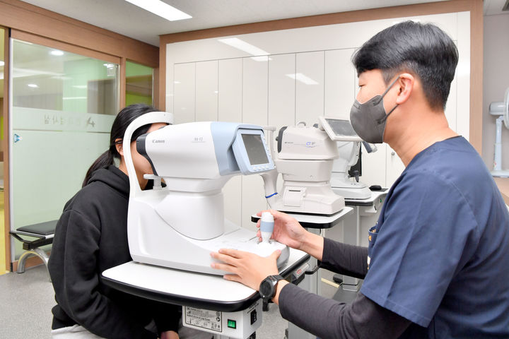 [서울=뉴시스] 공군항공우주의료원에서 '자동시력측정기'를 통해 굴절률을 검사하는 모습. (사진=공군 제공) 2024.01.10. photo@newsis.com *재판매 및 DB 금지