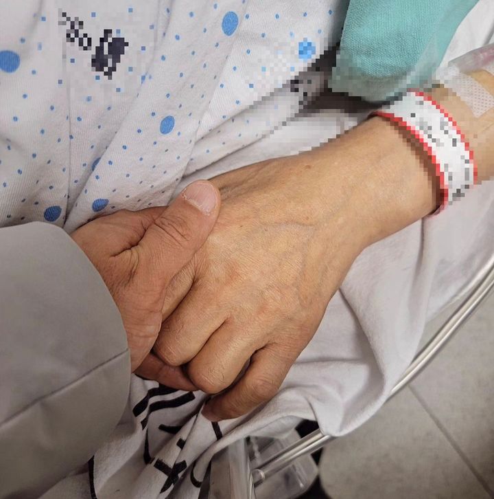 [서울=뉴시스] 배우 윤진영이 아버지가 뇌출혈로 쓰러졌다고 밝혔다. (사진=윤진영 인스타그램 캡처) 2024.01.10. photo@newsis.com *재판매 및 DB 금지