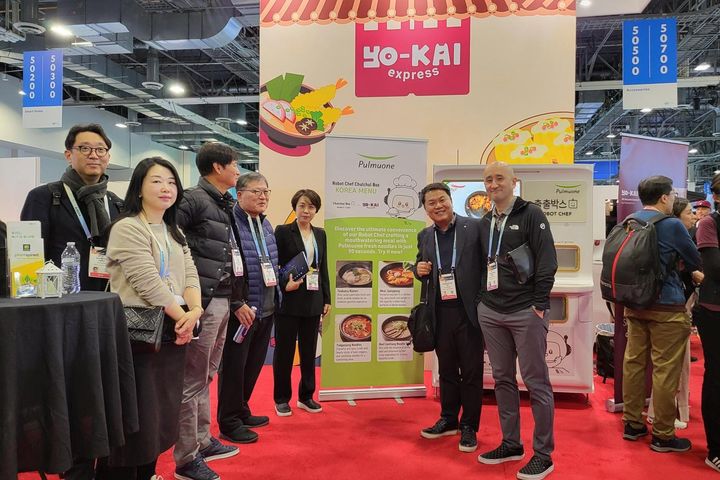 CES2024에 마련된 요카이 익스프레스 부스에 관계자들이 서있다.(사진=풀무원 제공) *재판매 및 DB 금지