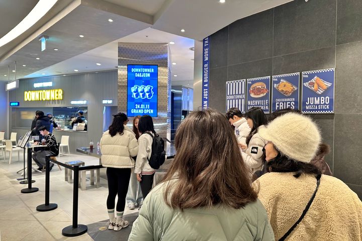 지역 최초 갤러리아타임월드에 문을 열 패스트 & 프리미엄 수제버거 브랜드 ‘다운타우너’가 10일 타우너 데이를 가졌다. 2024. 01. 10 *재판매 및 DB 금지