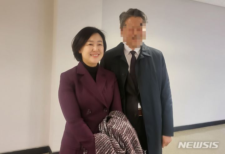 [부산=뉴시스] 이동민 기자 = 지난 1월10일 오후 부산지법 253호 법정 앞에서 (왼쪽부터) 자유통일당 황보승희 의원(부산 중·영도구)와 사실혼 관계인 A씨가 취재진의 질문에 답하고 있다. 2024.01.10. eastsky@newsis.com