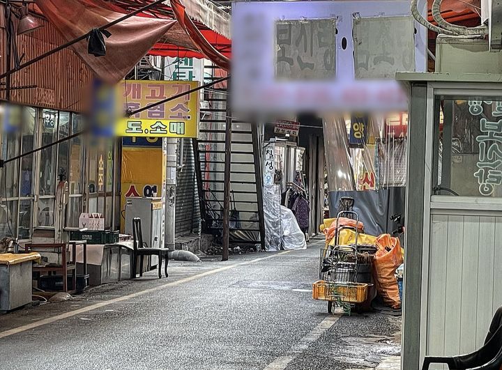 [대구=뉴시스] 정재익 기자 = 10일 오후 대구 북구 칠성시장 개고기 판매 골목이 한적한 모습을 보이고 있다. 2024.01.10. jjikk@newsis.com *재판매 및 DB 금지