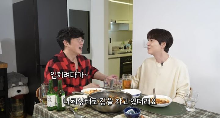 [서울=뉴시스] 성시경(왼쪽), 규현. (사진=유튜브 채널 '성시경 SUNG SI KYUNG' 캡처) 2024.01.11. photo@newsis.com *재판매 및 DB 금지