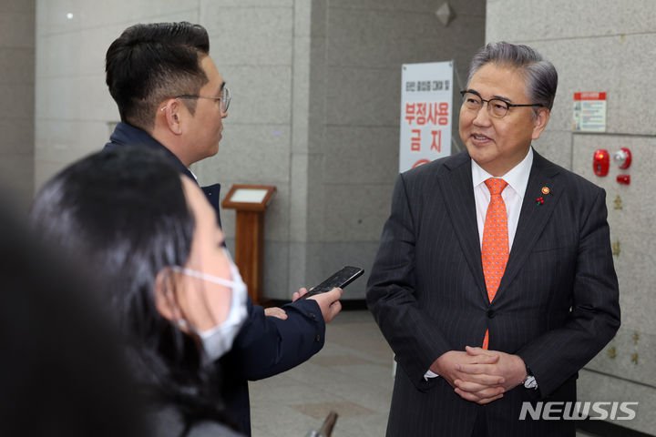 [서울=뉴시스] 배훈식 기자 = 이임식을 앞둔 박진 외교부 장관이 10일 오전 서울 종로구 외교부로 출근하며 취재진의 질문에 답하고 있다. 2024.01.10. dahora83@newsis.com