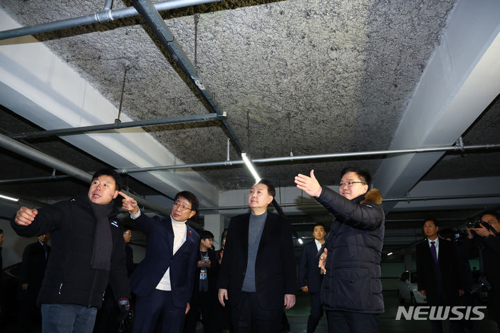 [고양=뉴시스] 전신 기자 = 윤석열 대통령이 10일 경기 고양 일산동구 백송마을 5단지를 방문해 지하주차장을 점검하고 있다. 2024.01.10. photo1006@newsis.com