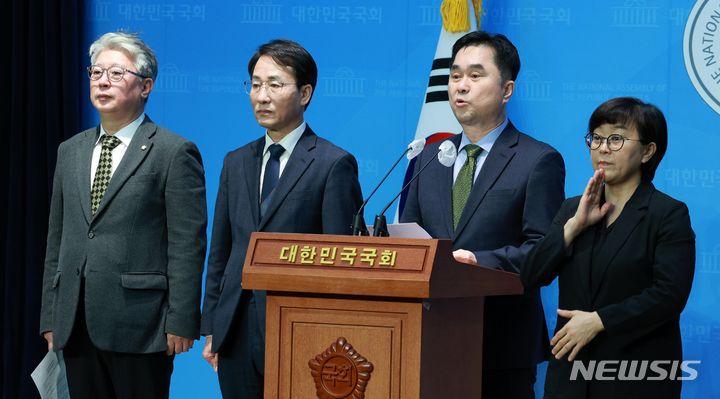 [서울=뉴시스] 고범준 기자 = 비명계 모임인 원칙과 상식 김종민 의원이 10일 오전 서울 여의도 국회 소통관에서 민주당 탈당 기자회견을 하고 있다. 한편 윤영찬 의원은 민주당에 잔류한다. 왼쪽부터 조응천, 이원욱, 김종민 의원. 2024.01.10. bjko@newsis.com