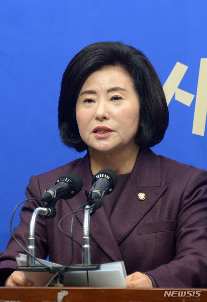 [전주=뉴시스] 김얼 기자 = 양경숙 의원이 10일 전북 전주시 전북도의회 기자회견장에서 전북 전주을 국회의원 출마 선언 기자회견을 열고 질의에 답변하고 있다. 2024.01.10. pmkeul@nwsis.com