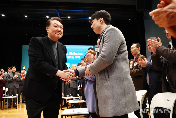 [고양=뉴시스] 전신 기자 = 윤석열 대통령이 10일 경기 고양 일산동구 고양아람누리에서 '국민이 바라는 주택' 주제로 열린 국민과 함께하는 민생토론회에 입장하며 참석자들과 인사하고 있다. 2024.01.10. photo1006@newsis.com