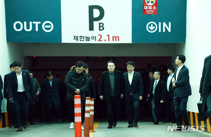 [고양=뉴시스] 전신 기자 = 윤석열 대통령이 10일 경기 고양 일산동구 백송마을 5단지를 방문해 지하주차장을 점검한 뒤 이동하고 있다. 2024.01.10. photo1006@newsis.com